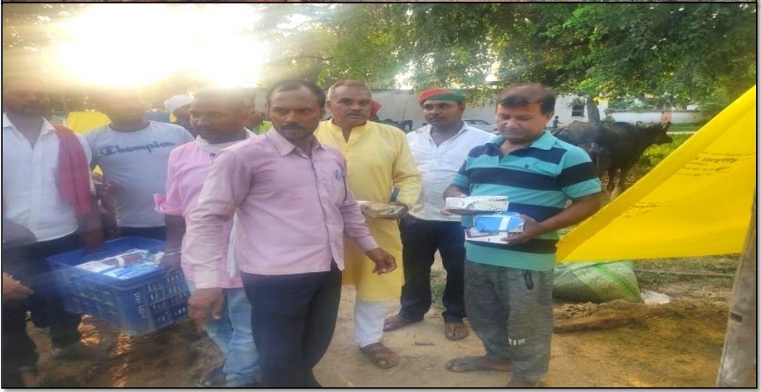 दिनांक 14 अगस्त 2021 को बाढ़ प्रभावित क्षेत्रों में लंच पैकेट वितरित करते हुुए