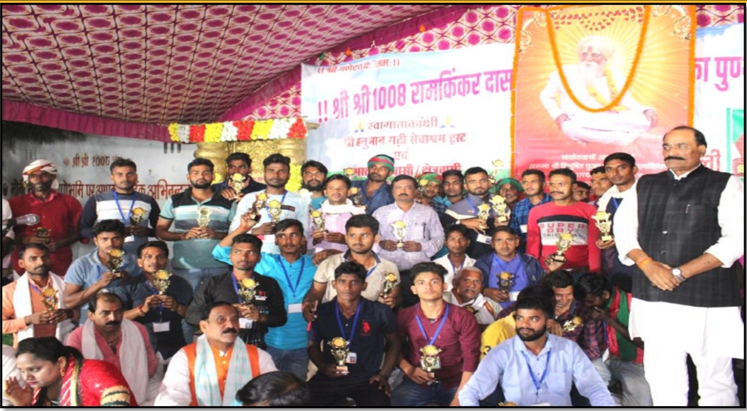 प्रथम पुण्यतिथि में माननीय विधायक जी द्वारा युवा कार्यकर्ताओं को सम्मानित किया गया