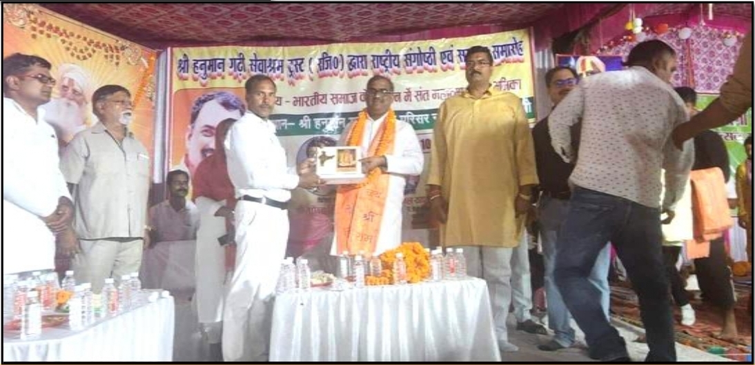 मौनी महाराज जी की दूसरी पुण्यतिथि में माननीय गिरीश चन्द्र यादव युवा एवं खेल मंंत्री स्वतन्त्र प्रभार उत्तर प्रदेश को स्मृति चिन्ह व अंगवस्त्र देकर सम्मान करते हुए