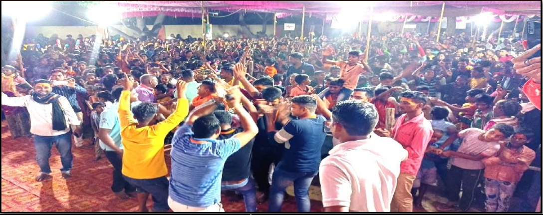 मौनी महाराज जी की दूसरी पुण्यतिथि पर संगीतमय श्रीमदभागवत कथा में युवा कार्यकर्ताओं द्वारा भाव  विभोर होकर नृत्य करते हुए