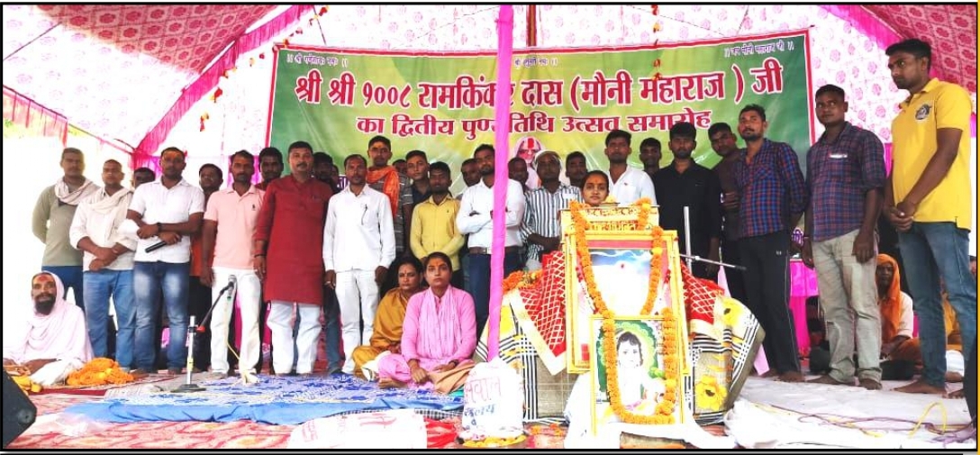 युवा कार्यकर्ताओं द्वारा ग्रुपिंग फोटो